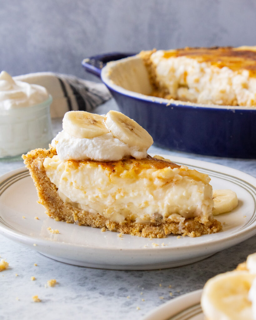 profile of a slice of Crème Brûlée Banana Cream Pie