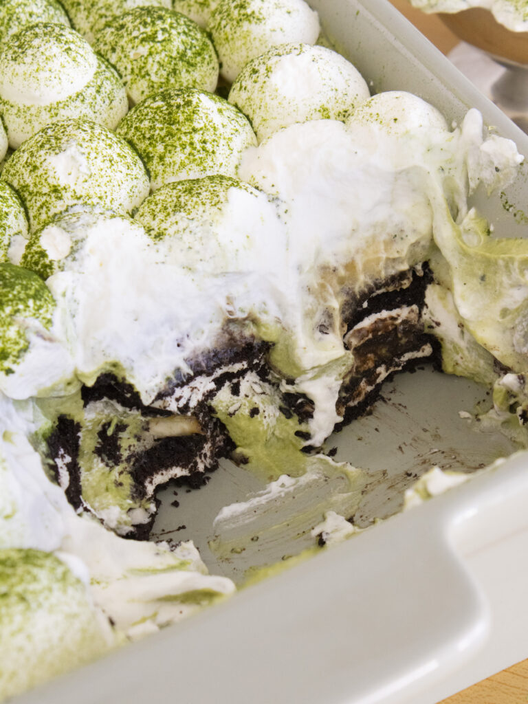 close up of the inside layers of Matcha Oreo Banana Pudding